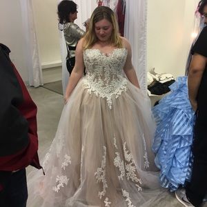 I am selling my prom dress